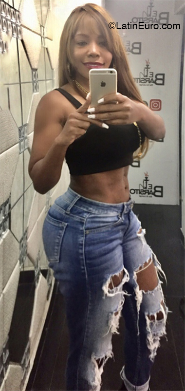 Date this athletic Dominican Republic girl Yakira from Santo Domingo DO36075