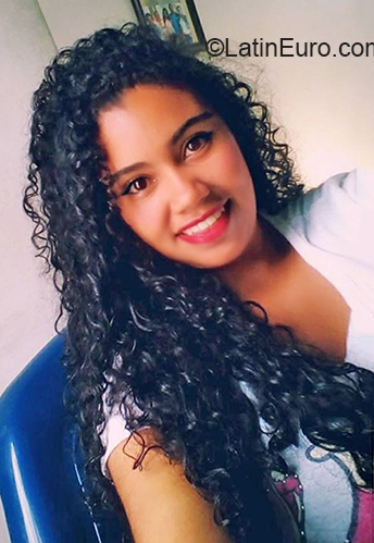 Date this tall Colombia girl Daniela from Armenia CO26130