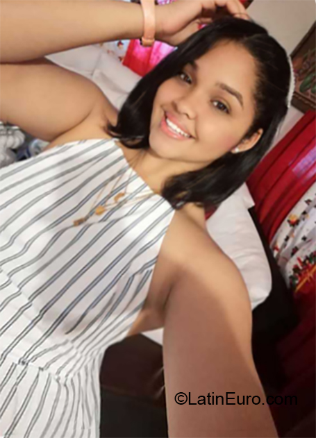 Date this attractive Dominican Republic girl Corel from Santo Domingo DO36236