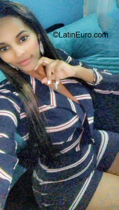 Date this foxy Dominican Republic girl Dahianna from Santo Domingo DO36246