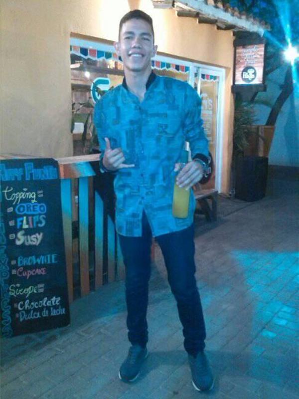 Date this pretty Venezuela man Alexander from Barcelona VE2741