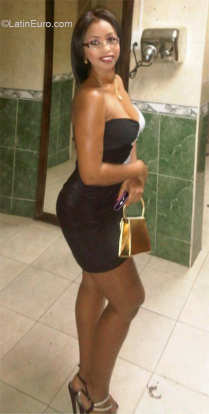 Date this athletic Venezuela girl Victotiria from Caracas VE2755