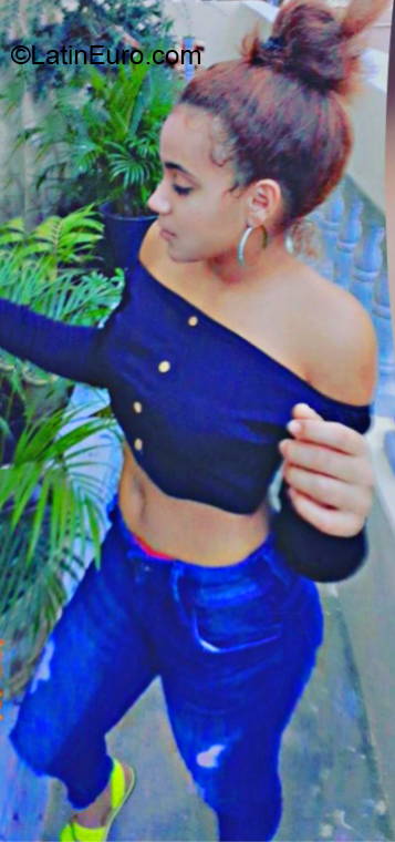 Date this hard body Dominican Republic girl Karol from La Vega DO36415