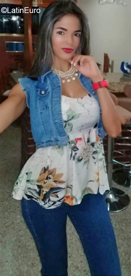 Date this young Venezuela girl Andrea from Caracas VE2759