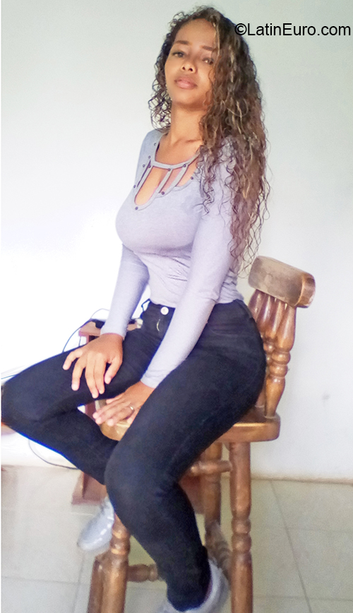 Date this attractive Venezuela girl Heidy from Caracas VE2762