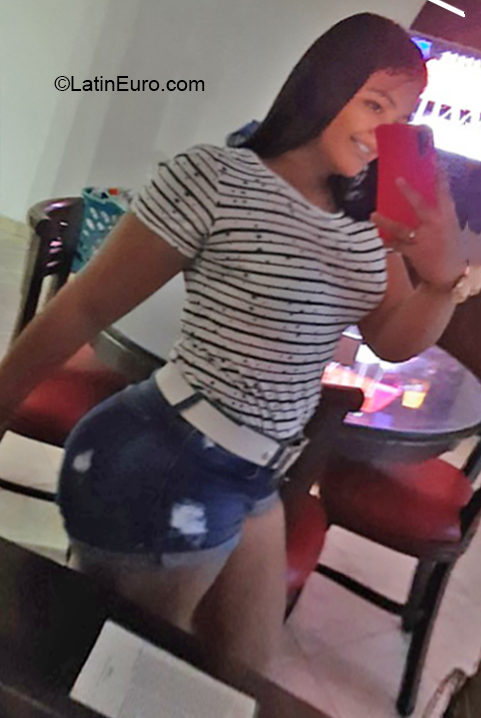 Date this voluptuous Colombia girl Alexandra from Medellin CO26233