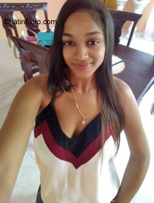 Date this stunning Dominican Republic girl Esmeraly from Santo Domingo DO36446