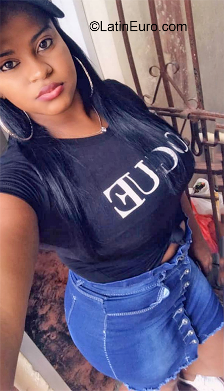 Date this sensual Dominican Republic girl Domairis from Santo Domingo Este DO36485