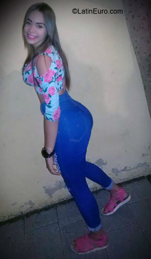 Date this nice looking Venezuela girl Ziku from Valencia VE2803