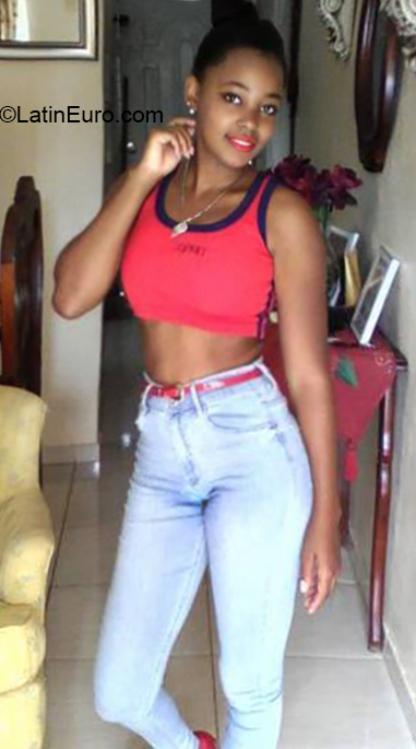 Date this gorgeous Dominican Republic girl Mariela from Santo Domingo DO36641