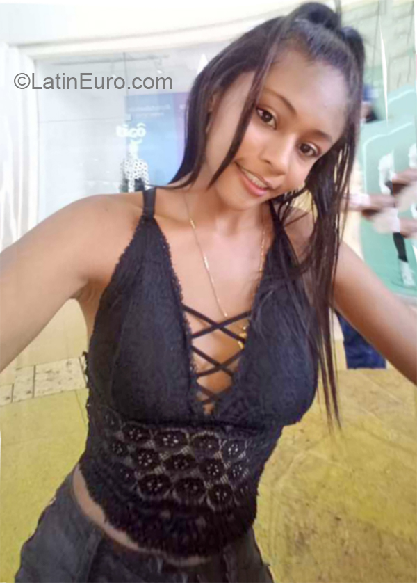 Date this lovely Colombia girl Yessica from Cartagena CO26336