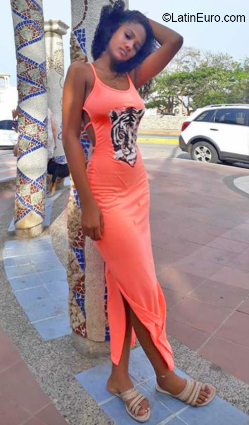 Date this foxy Colombia girl Wendy from La Guajira CO26371