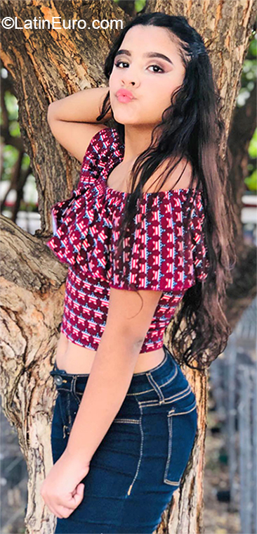 Date this happy Venezuela girl Valentina from Maracaibo VE2835