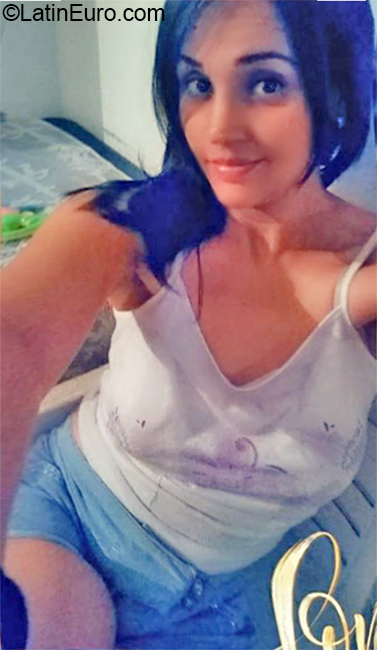 Date this nice looking Venezuela girl Karen from Caracas VE2901