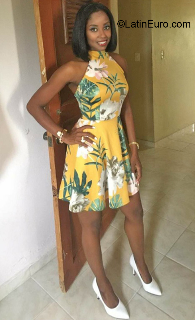 Date this happy Dominican Republic girl Sherlyn from Santo Domingo DO36904