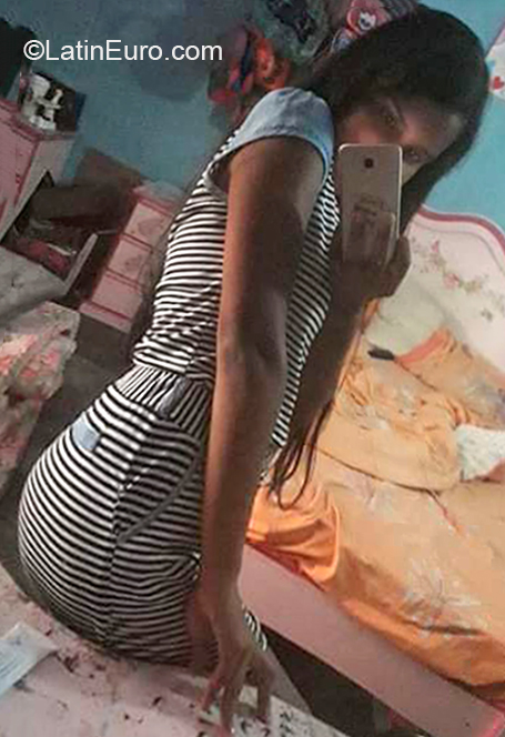 Date this pretty Venezuela girl Estefania from Caracas VE2881