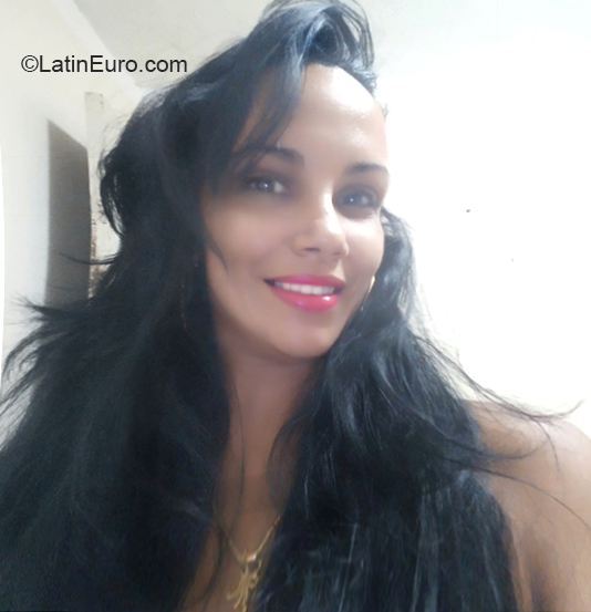 Date this athletic Cuba girl Ludmila from Havana CU642