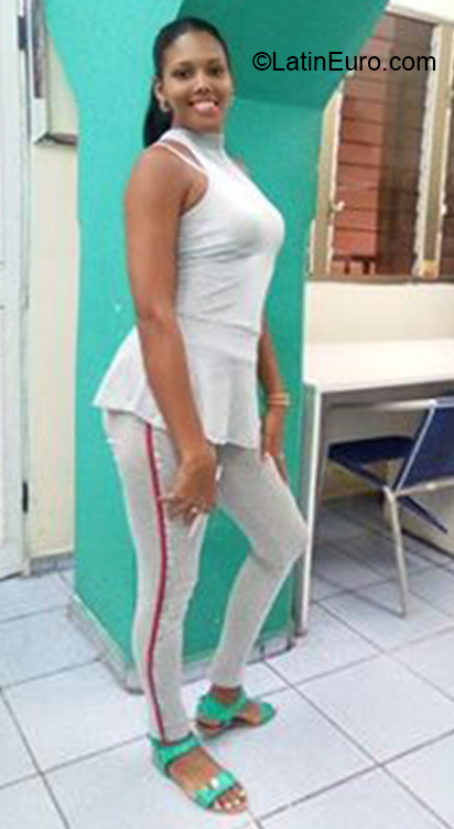 Date this nice looking Cuba girl Mercedes from Santiago de Cuba CU644