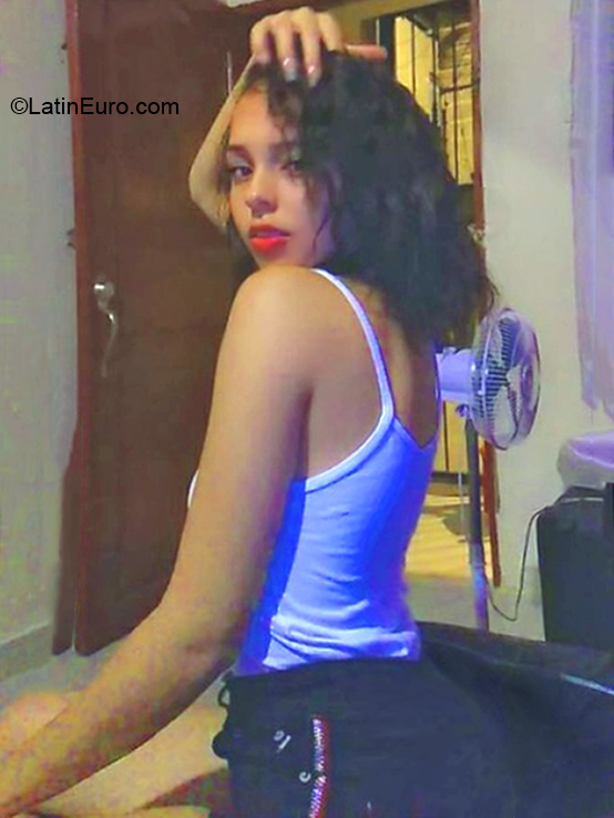Date this stunning Dominican Republic girl Nely from Santiago DO37305