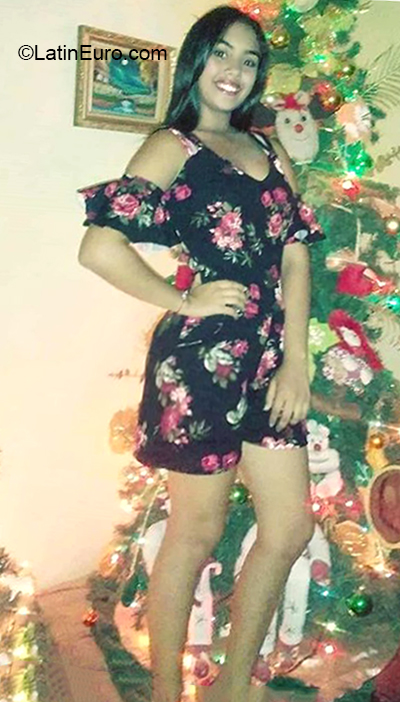 Date this georgeous Venezuela girl Laura from Caracas VE2973