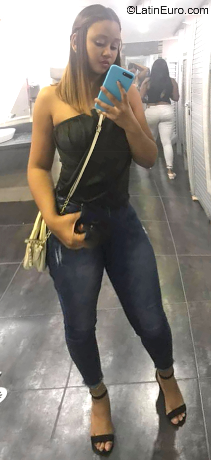 Date this stunning Dominican Republic girl Lizmar from Santiago DO37371