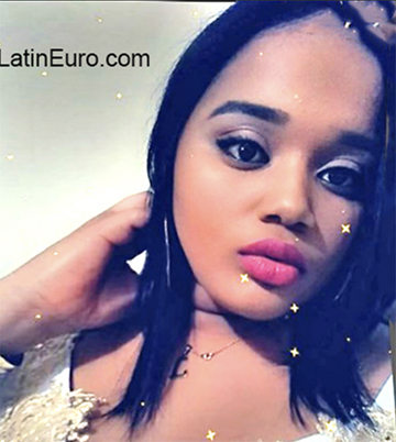 Date this foxy Dominican Republic girl Leslie from Santo Domingo DO37394