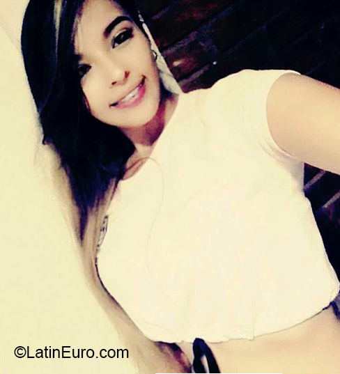 Date this attractive Colombia girl Evelin from Cali CO26825