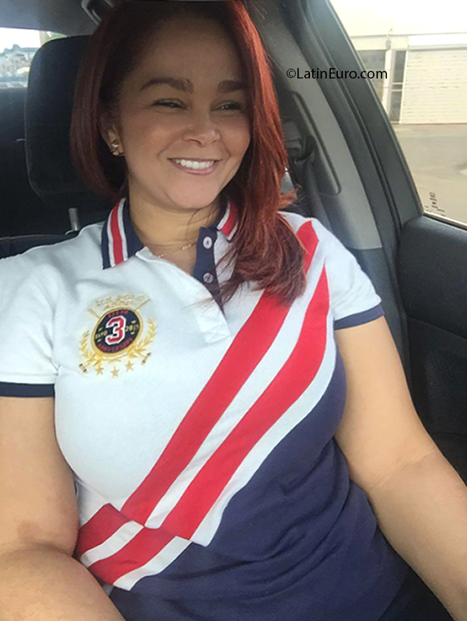 Date this happy Dominican Republic girl Minerva from Santo Domingo DO37589