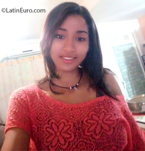 Date this sultry Dominican Republic girl Adriana from Caracas DO37591