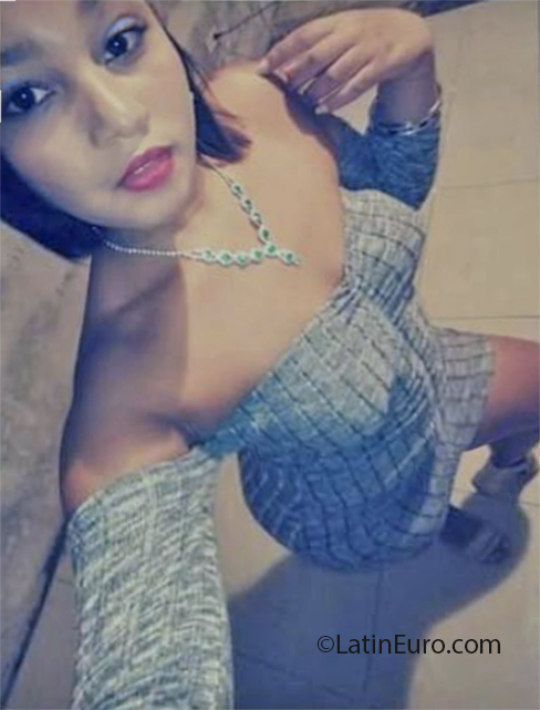 Date this exotic Dominican Republic girl Yokari from Santo Domingo DO37705