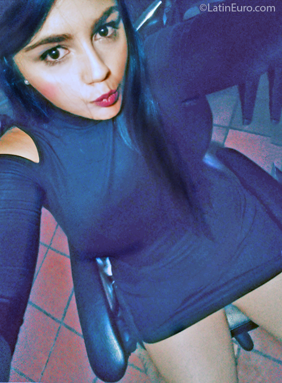 Date this happy Colombia girl Emily from Medellin CO27037