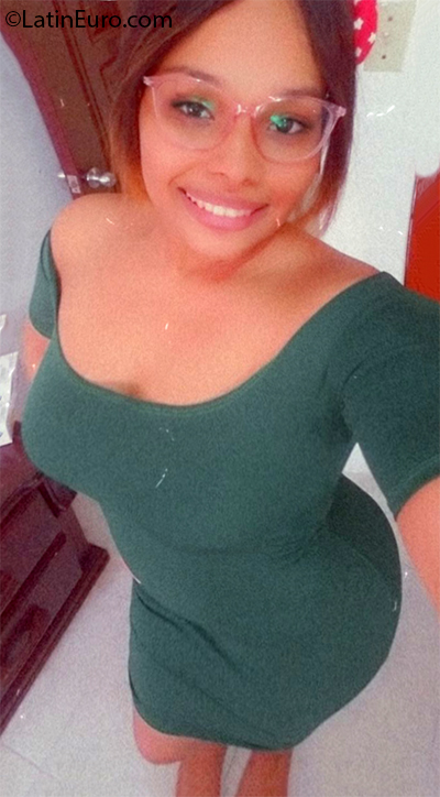 Date this good-looking Dominican Republic girl Selenia from Santo Domingo DO37758