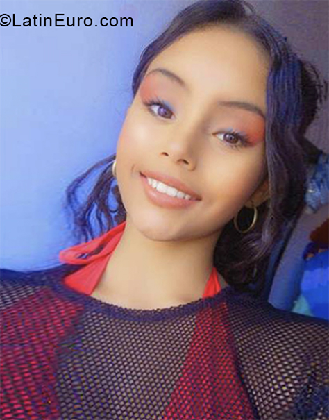 Date this pretty Colombia girl Kristal from Cali CO27145