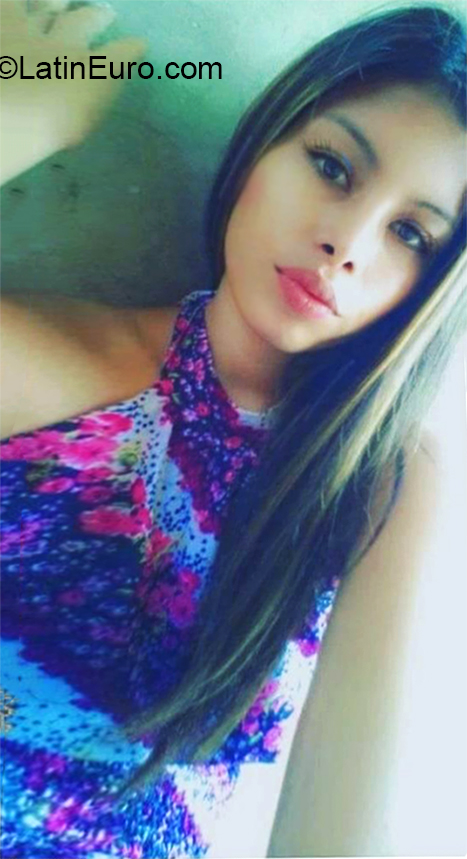 Date this happy Venezuela girl Angela from Puerto la Cruz VE3145