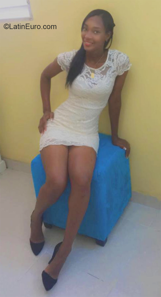 Date this voluptuous Dominican Republic girl Logi from Santo Domingo DO38110