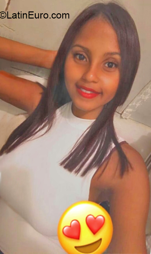 Date this happy Dominican Republic girl Laura from Santo Domingo DO38194