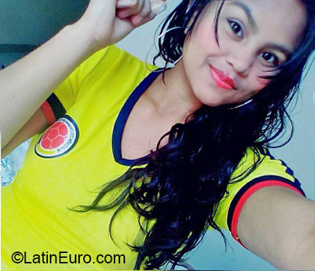 Date this pretty Colombia girl Linet from Bogota CO27587