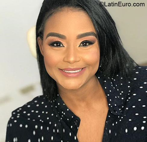 Date this gorgeous Dominican Republic girl Laura from Santo Domingo DO38294