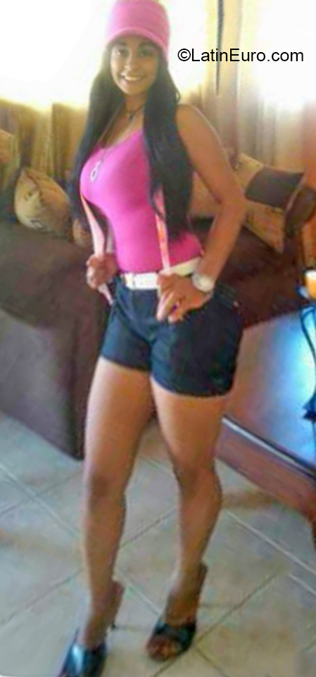 Date this sultry Dominican Republic girl Yudelka from Santiago DO38481