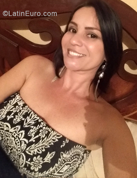 Date this nice looking Venezuela girl Karol from Barquisimeto VE3372