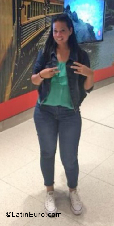 Date this athletic Cuba girl Yanelis from Bayamo CU715