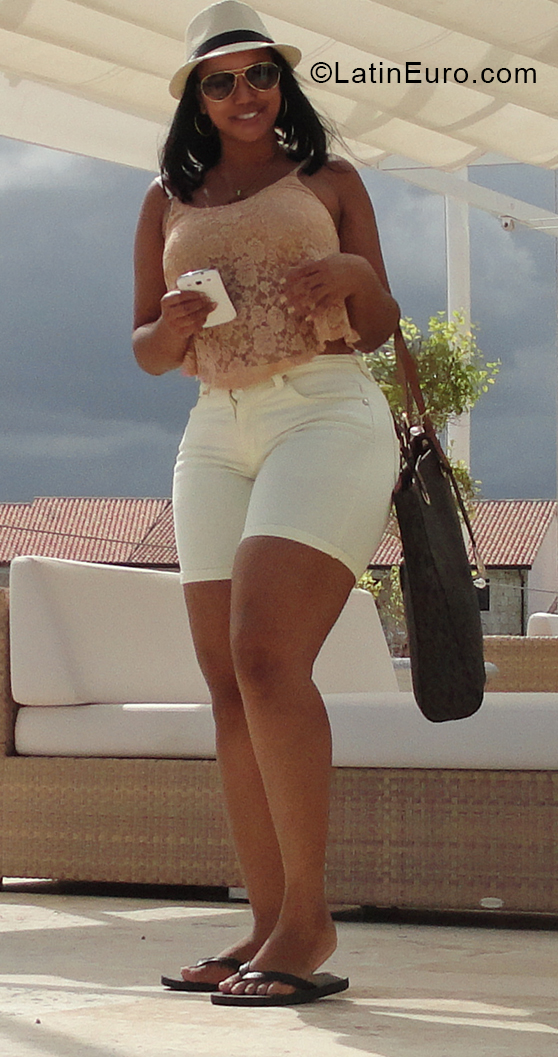 Date this nice looking Dominican Republic girl Yen from Santo Domingo DO38573