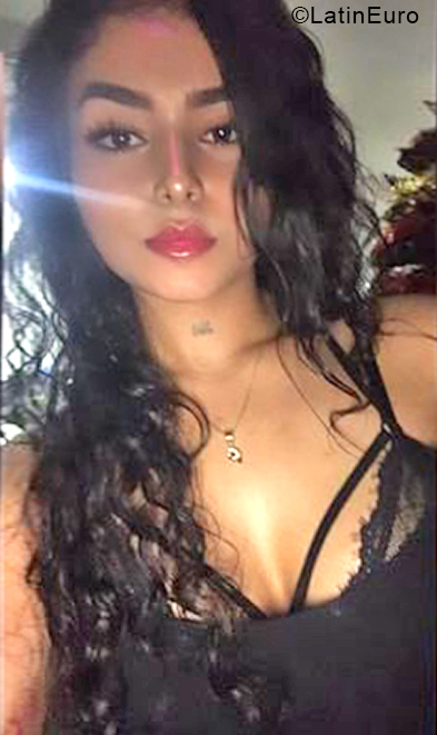 Date this foxy Colombia girl Valentina from Medellin CO28437