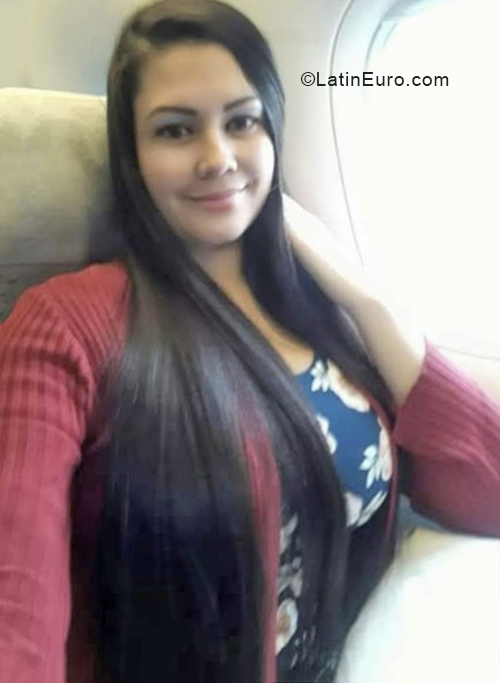 Date this voluptuous Ecuador girl Paholly from Quito EC610