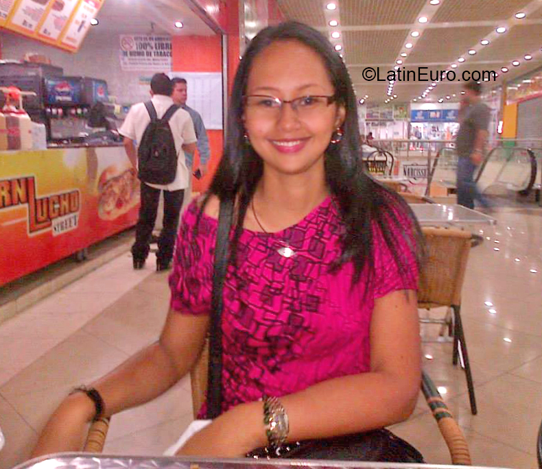 Date this nice looking Venezuela girl Raxe from Maturin VE3488