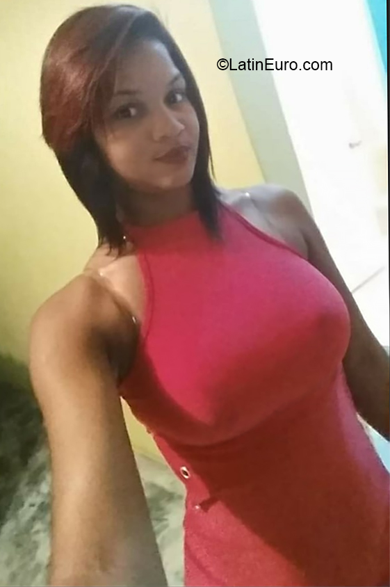 Date this athletic Dominican Republic girl Esther from Santo Domingo DO38783