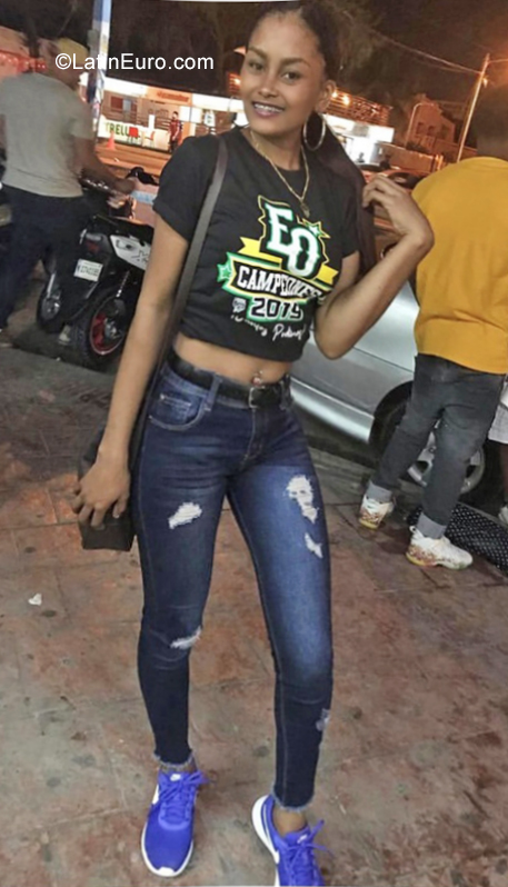 Date this stunning Dominican Republic girl Yomairis from Santo Domingo DO38845