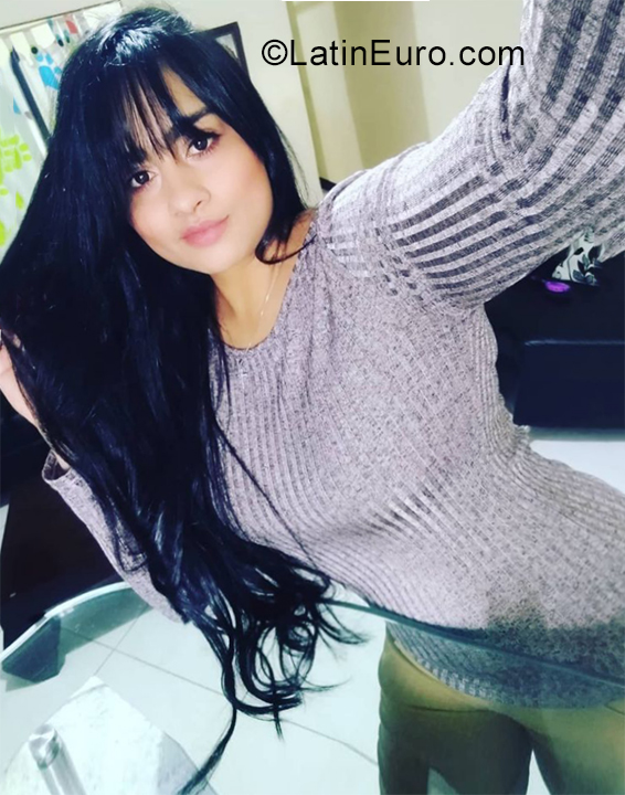 Date this attractive Colombia girl Karen from Medellin CO28738