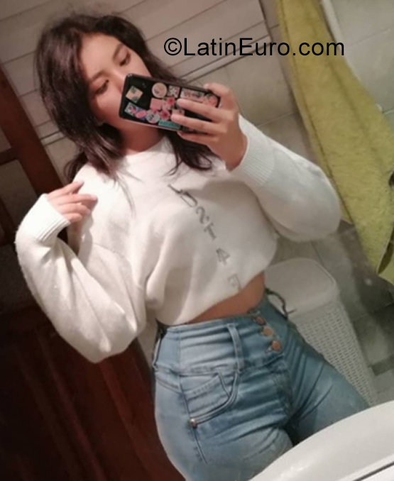 Date this nice looking Ecuador girl Cristina from Quito EC633