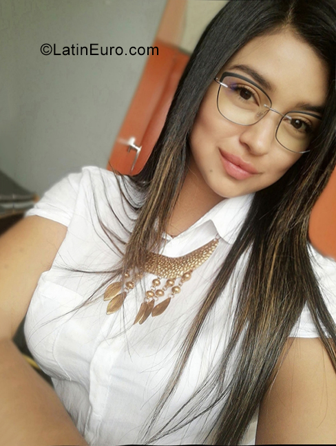 Date this georgeous Colombia girl Moni from Bogota CO29266